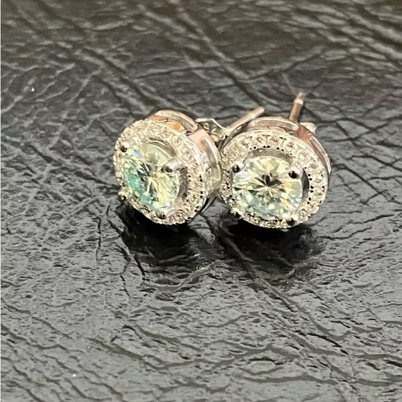 1.00 ctw Lab- Grown Diamond Stud Earrings. - Picture 2 of 5